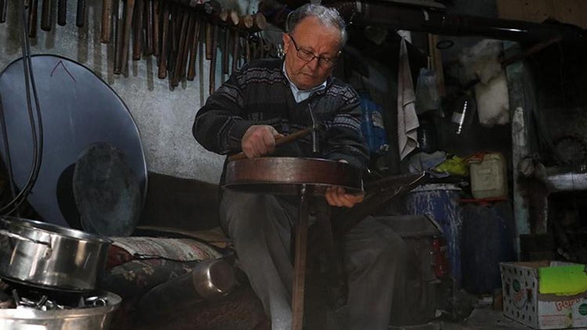 Baba mesleğini 57 yıldır 20 metrekarelik dükkanda yaşatıyor! 'Bizden sonra öğrenen yok'