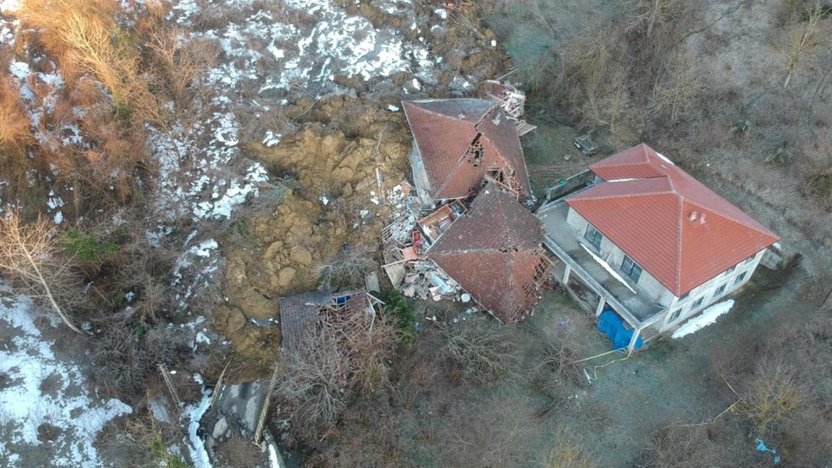 Sinop'ta 3 evin yıkıldığı, 4 kişinin yaralandığı heyelan sonrası hasar tespit çalışması