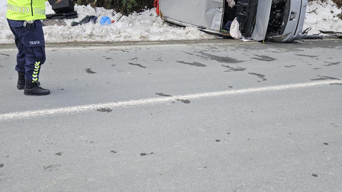 Minibüs ile hafif ticari araç çarpıştı: 3 yaralı