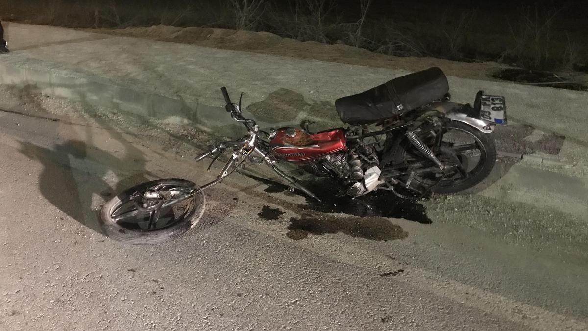 Motosikletle hafif ticari araç çarpıştı: 2 ölü, 1 yaralı