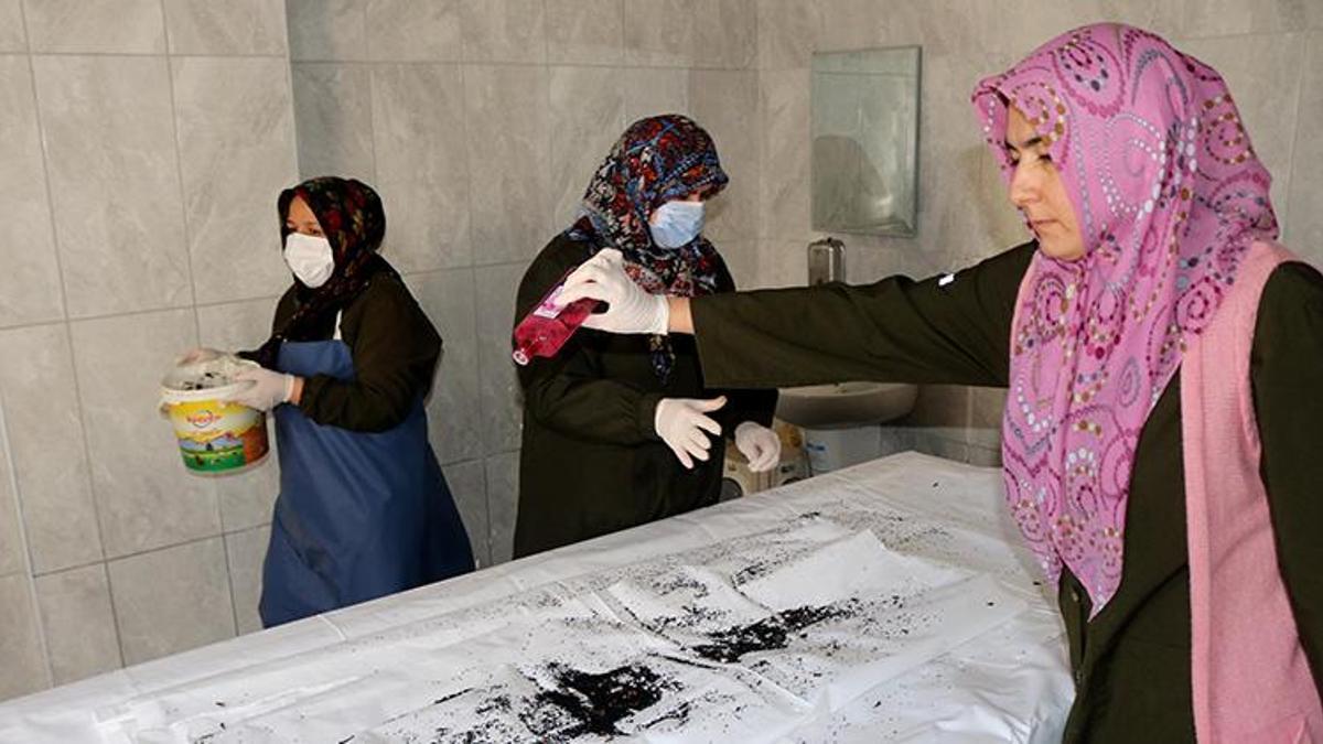 Antalya'nın kadın gassalları konuştu: Bebekleri severek, öperek yıkıyoruz