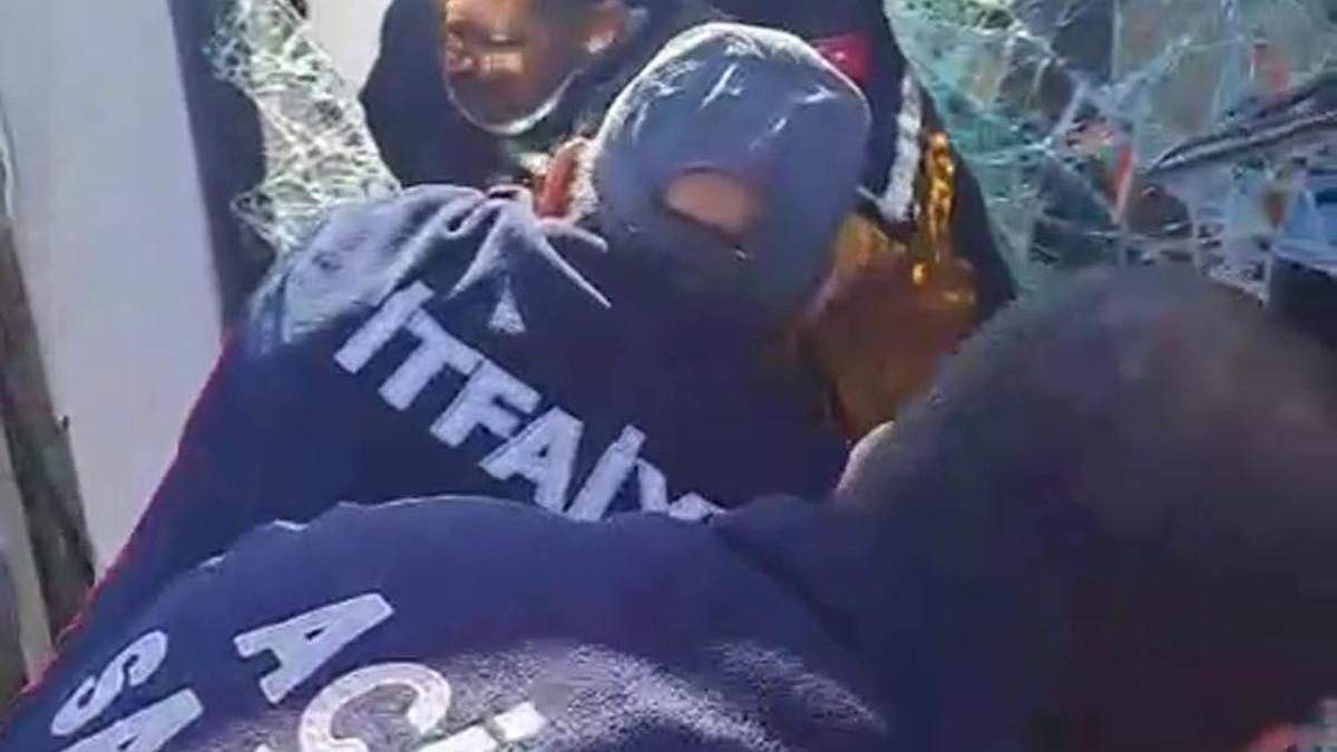 Yolda virajı alamayan kamyon devrildi: Sürücü yaralandı