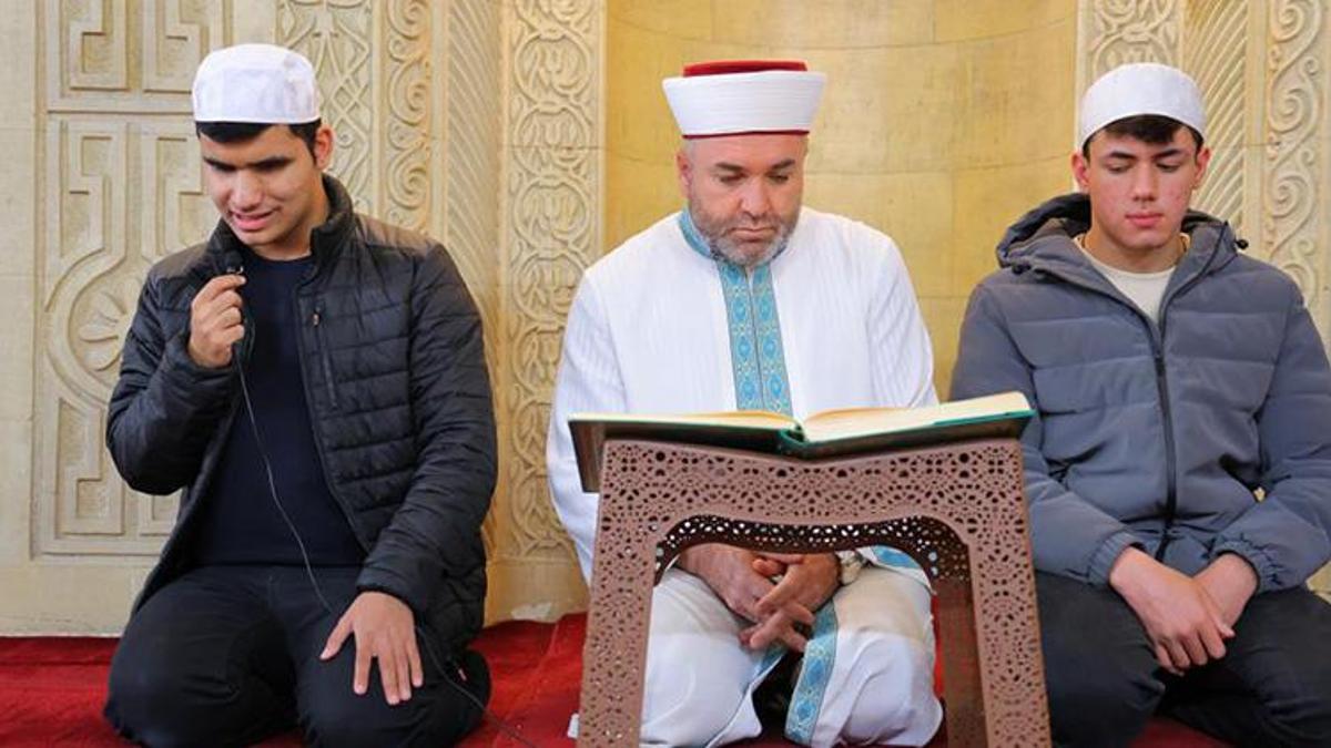 Hafızlığı kendisi gibi görme engelli hocasından öğrendi! Ramazanda mukabele geleneğini sürdürüyorlar