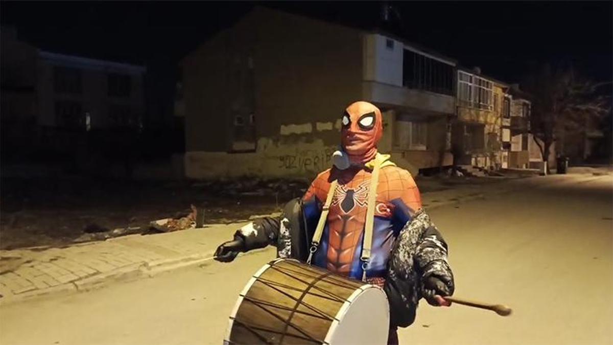 Erzincan'da sahur vakti! Örümcek adamlar davul zurna çalıp maniler  söyledi