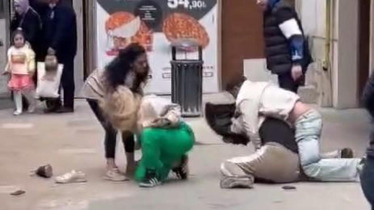 Sokakta karşılaşan husumetli iki grup kavga etti: 3 gözaltı