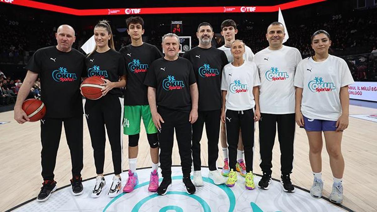 Gençlik ve Spor Bakanı Osman Aşkın Bak gösteri maçında parkeye çıktı