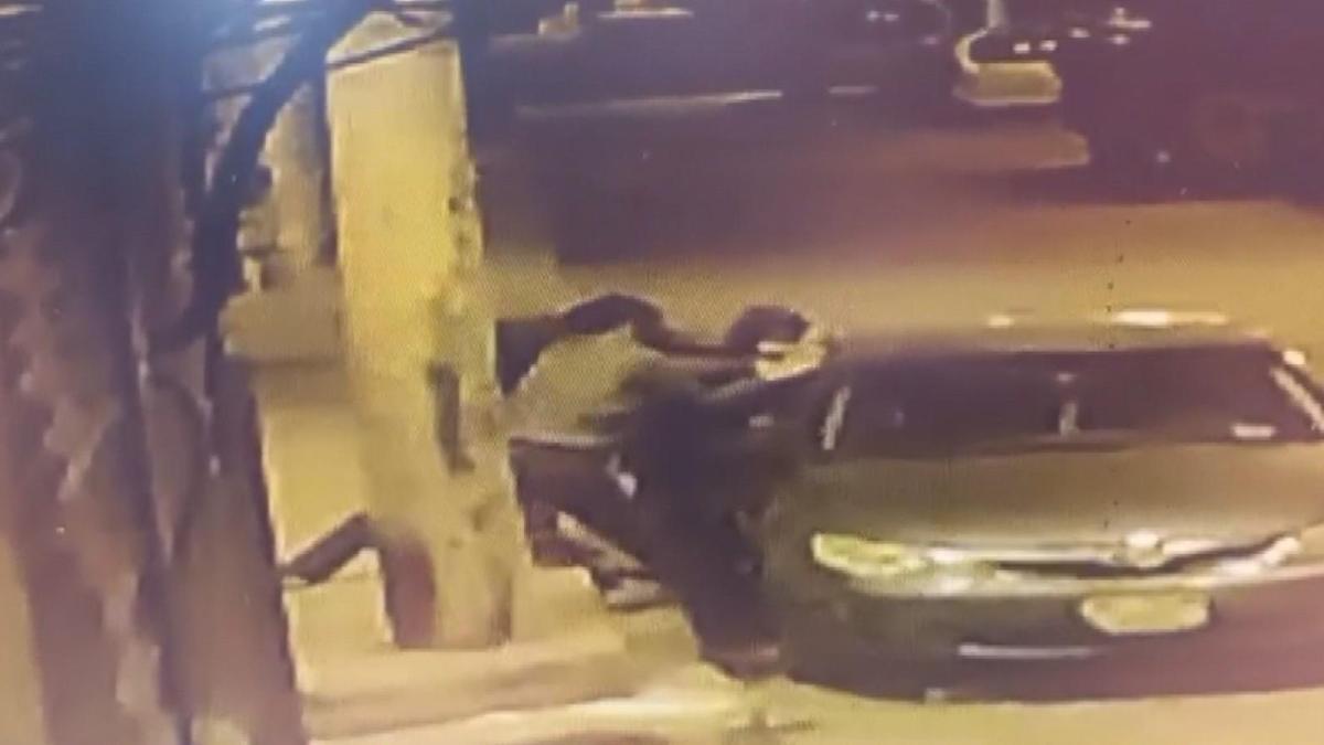 Park halindeki otomobilin camını kırdılar; o anlar kamerada