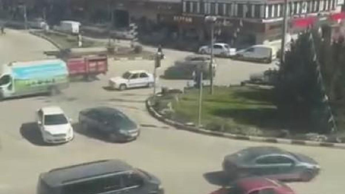 Trafiğin yoğun olduğu caddede ters yönden gitti