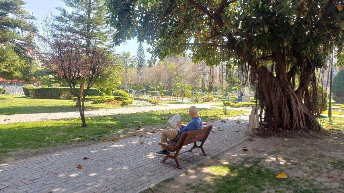 Adana'da 96 yılın en sıcak mart ayı! Sokaklar boş kaldı, farklı ilden gelenler iki mevsimi yaşadı