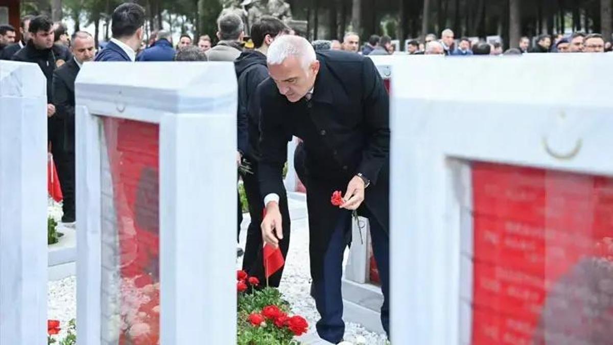 Bakan Ersoy: Galata Kulesi'ni, Çanakkale ruhuyla aydınlattık