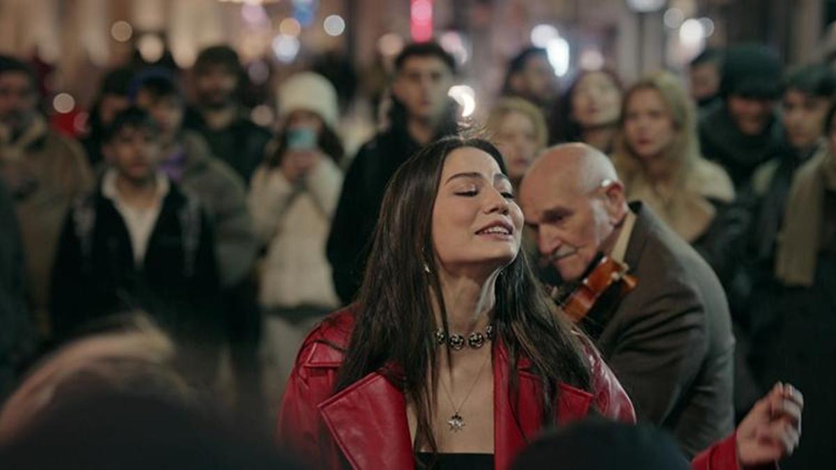 Demet Özdemir İstiklal'de şarkı söyledi!