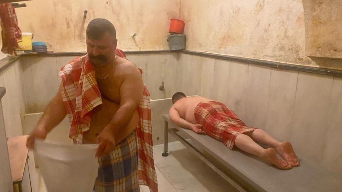 Tarihi hamamda günde 15 saat çalışıyor, aylık 50 bin TL kazanıyor