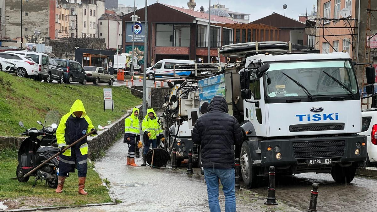 Trabzon'da sağanak; araçlar suya gömüldü