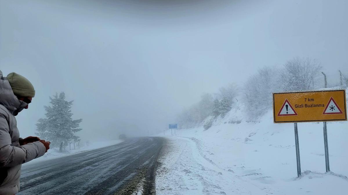 Domaniç'te kar ve buzlanma ulaşımı aksattı
