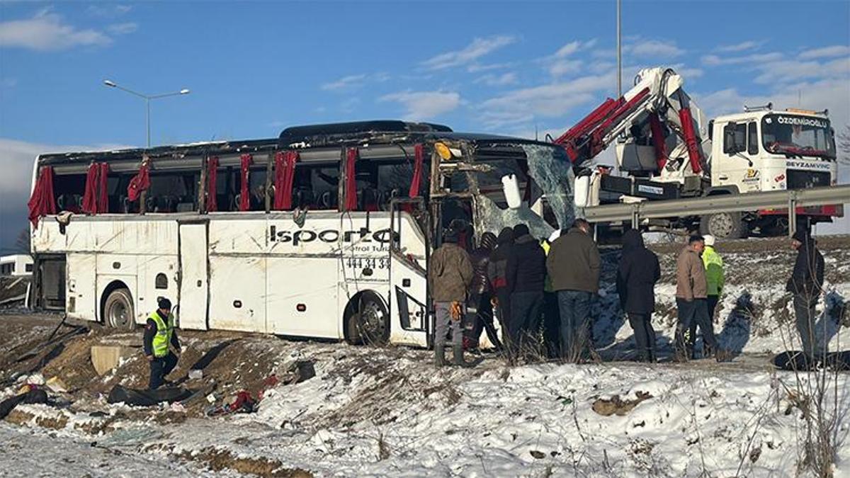 Afyonkarahisar'da yolcu otobüsü şarampole devrildi! Ölü ve yaralılar var