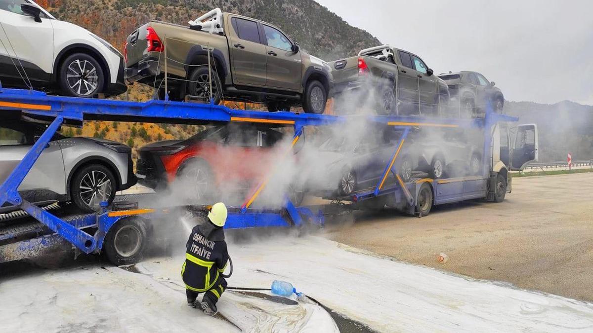 Çorum'da lüks araç yüklü TIR'da yangın çıktı