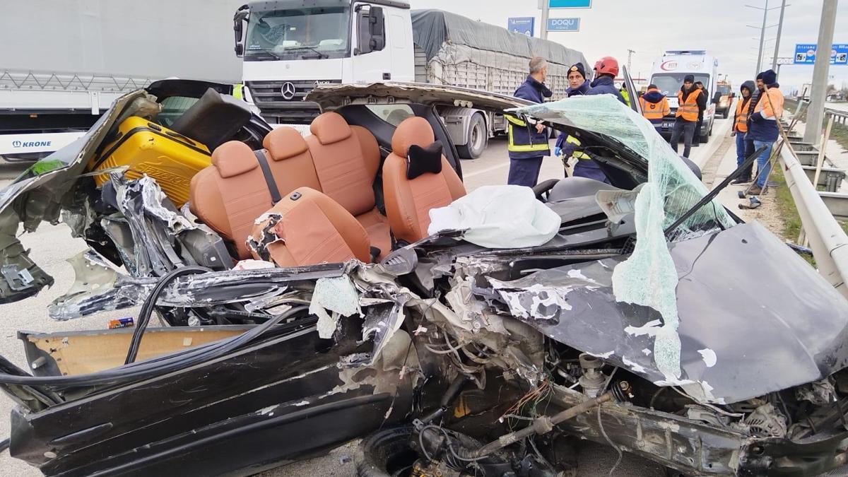 Otomobil, TIR'a ve bariyerlere çarptı; 2’si çocuk 5 yaralı