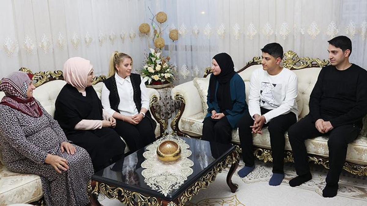 Emine Erdoğan, iftarda 15 Temmuz şehidi Sayın'ın ailesinin misafiri oldu