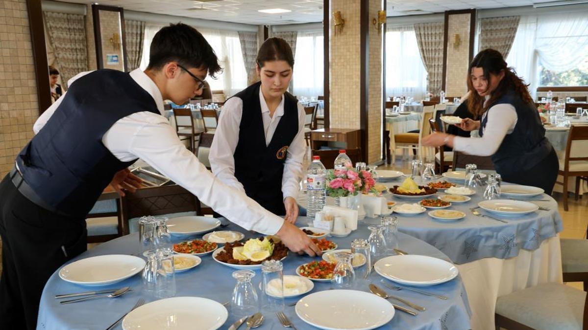 Adana'da bu otel turizmde ara eleman sıkıntına çözüm oluyor: Göl manzaralı otel sektöre yeni yetenekler kazandırıyor!
