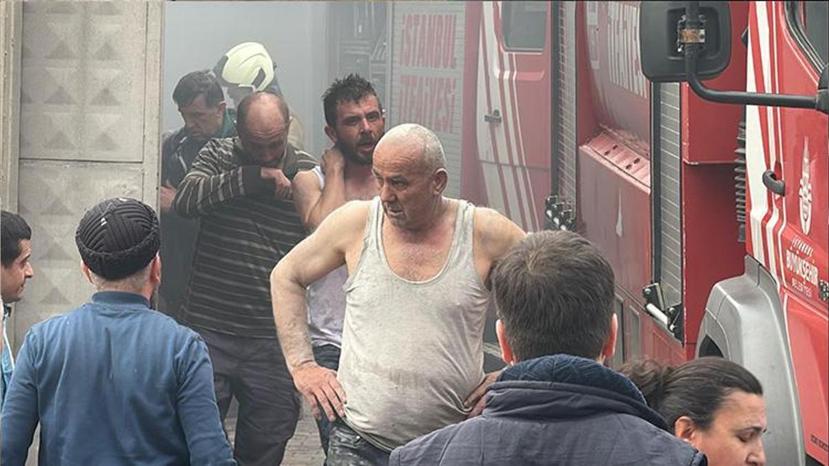 Kağıthane'de orman ürünleri deposunda yangın çıktı! İşçiler dumandan etkilendi