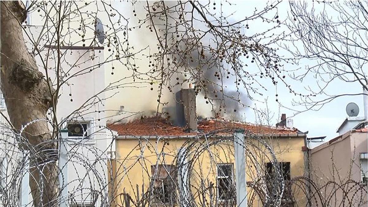 Beyoğlu'nda metruk bir bina da yangın çıktı