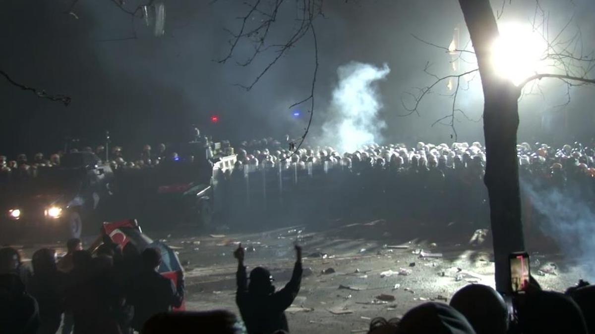 İzinsiz gösterilerde gözaltına alınan 172 kişi tutuklandı