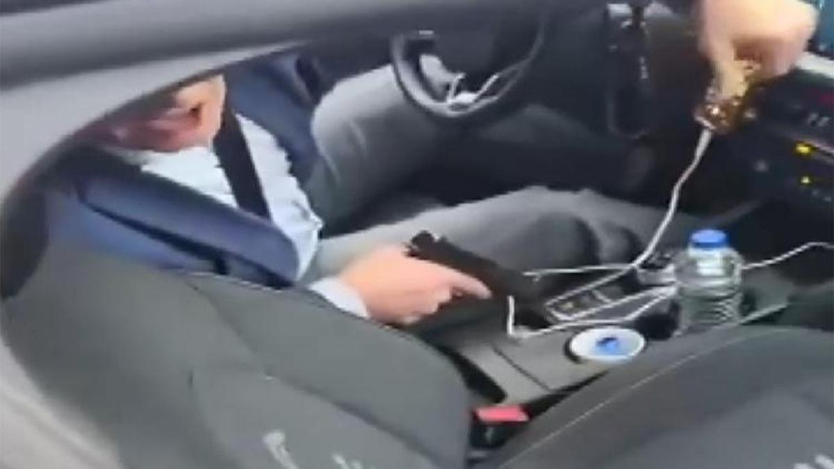 Trafik magandası Bayrampaşa'da ortaya çıktı! Tartıştığı motosikletliyi silah çekip tehdit etti