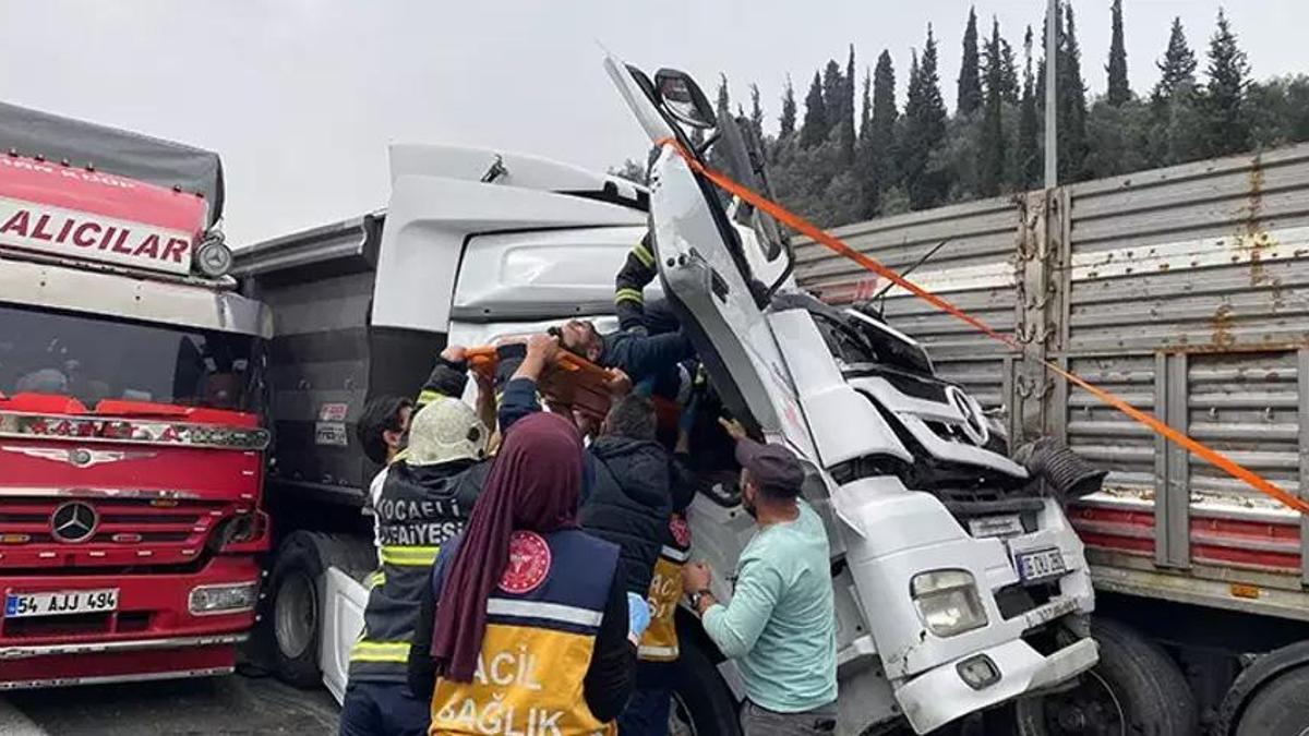 TEM'de feci kaza! 3 tır ve kamyonun karıştığı kazadan burnu bile kanamadan kurtuldu