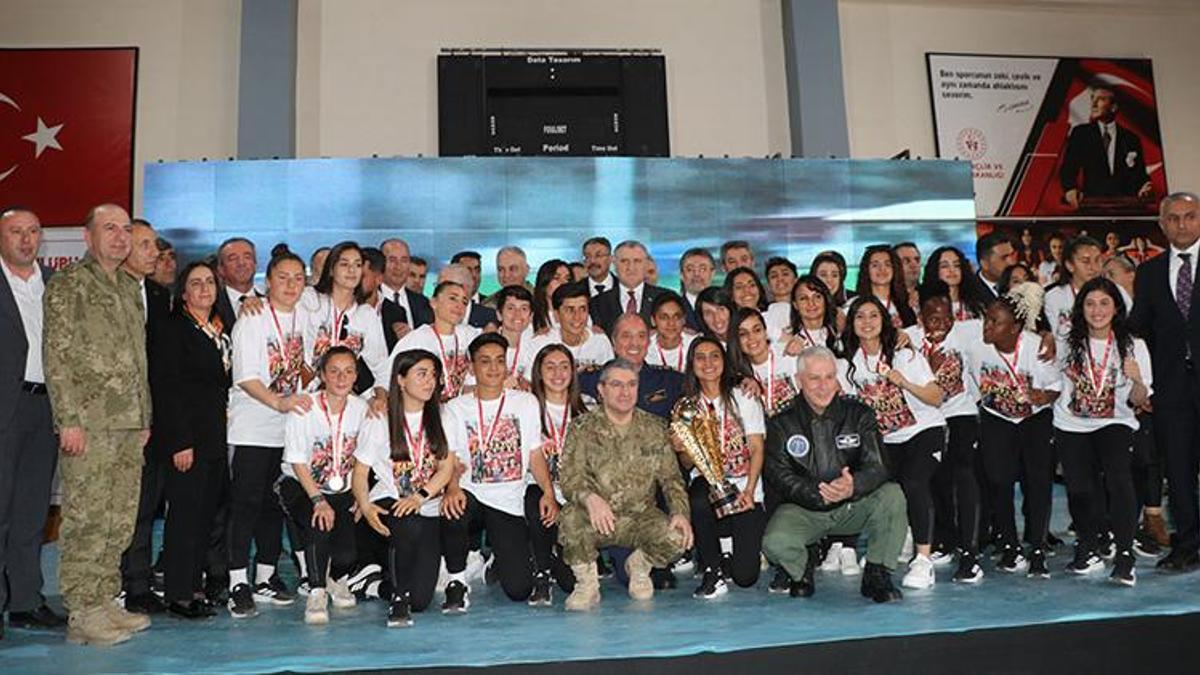 Bakanlar, Süper Lig'e yükselen Yüksekova Spor Kulübü Kadın Futbol Takımı’nın kupa törenine katıldı