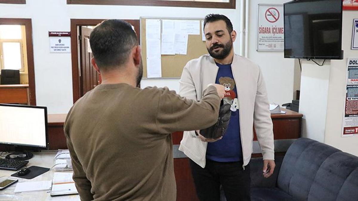 Kayseri'de bir vatandaş bulduğu 300 bin TL’lik ziynet eşyası ve çek dolu çantayı sahibine teslim etti