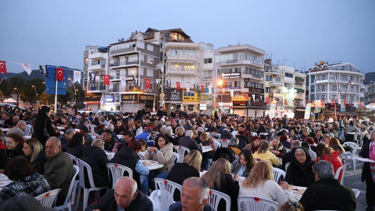 Marmaris Belediyesi binlerce kişiyi iftarda ağırladı