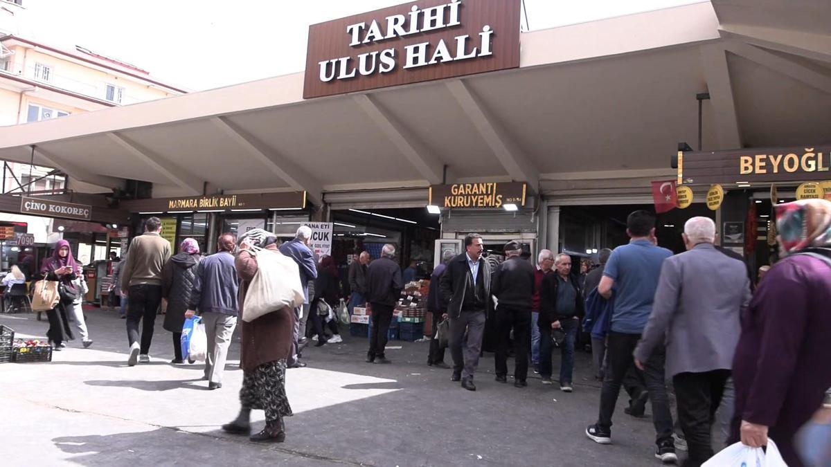 Bayram alışverişine çıkanlar Tarihi Ulus Hali'nde yoğunluk oluşturdu