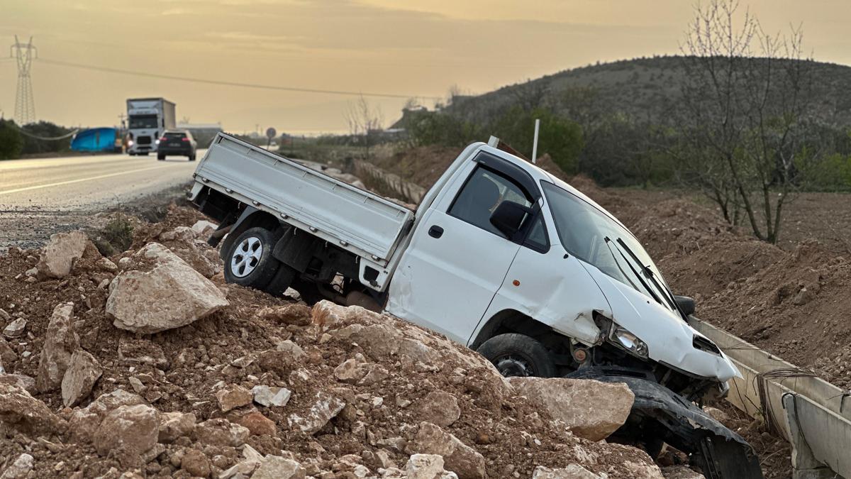 Kontrolden çıkan kamyonet su kanalına çarptı; 1 yaralı