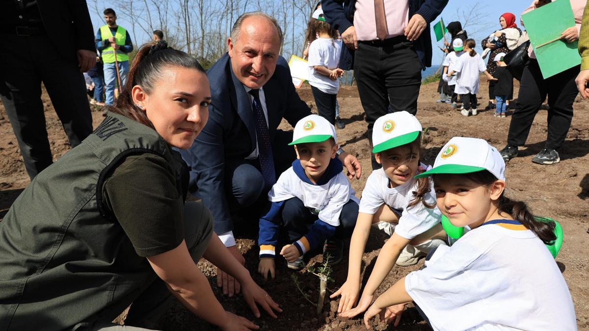 Arhavi'de öğrenciler fidanları toprakla buluşturdu