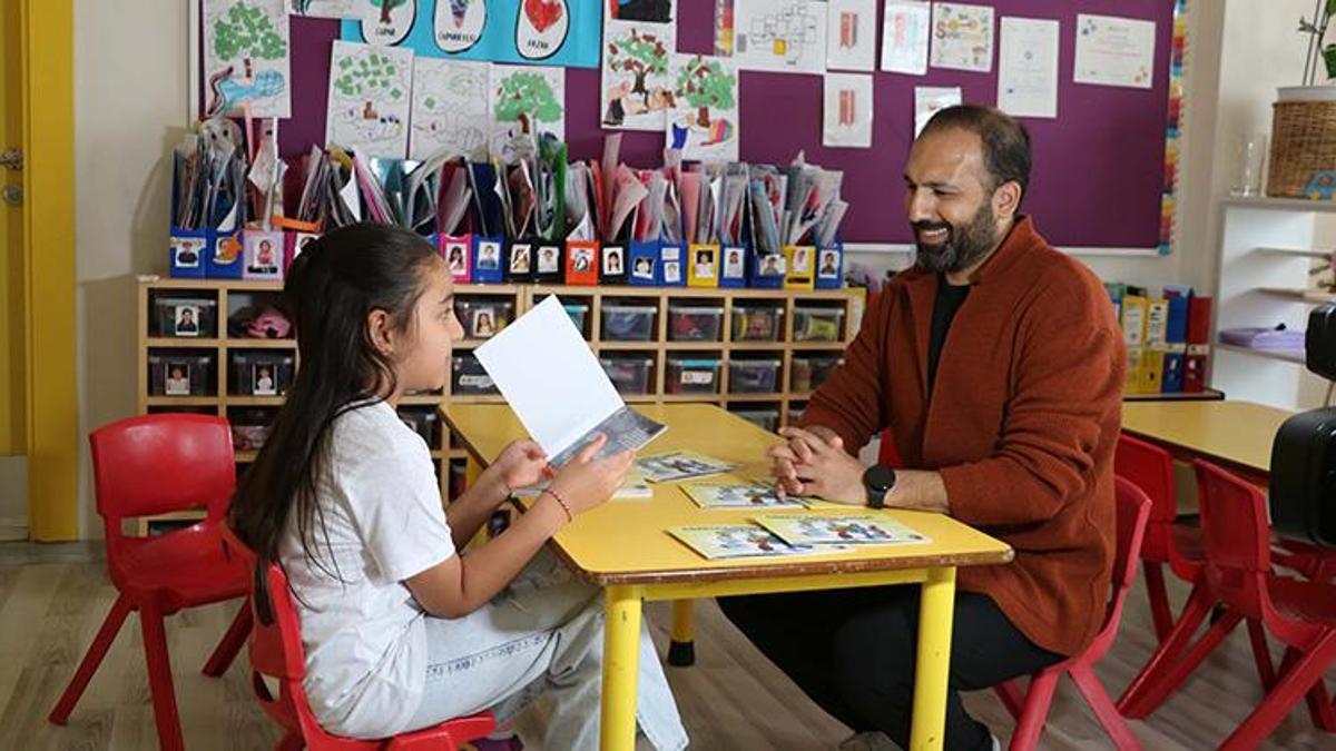 Okuma yazmayı öğrenir öğrenmez kitap yazdı: 7 yaşındaki Zeynep'ten öğretmenine unutulmaz hediye