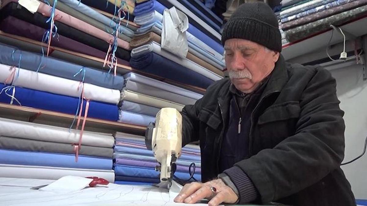 Kişiye özel gömlek dikiyor! Erzincan'ın 61 yıllık gömlek ustası mesleğini babadan oğula devretmeye hazırlanıyor