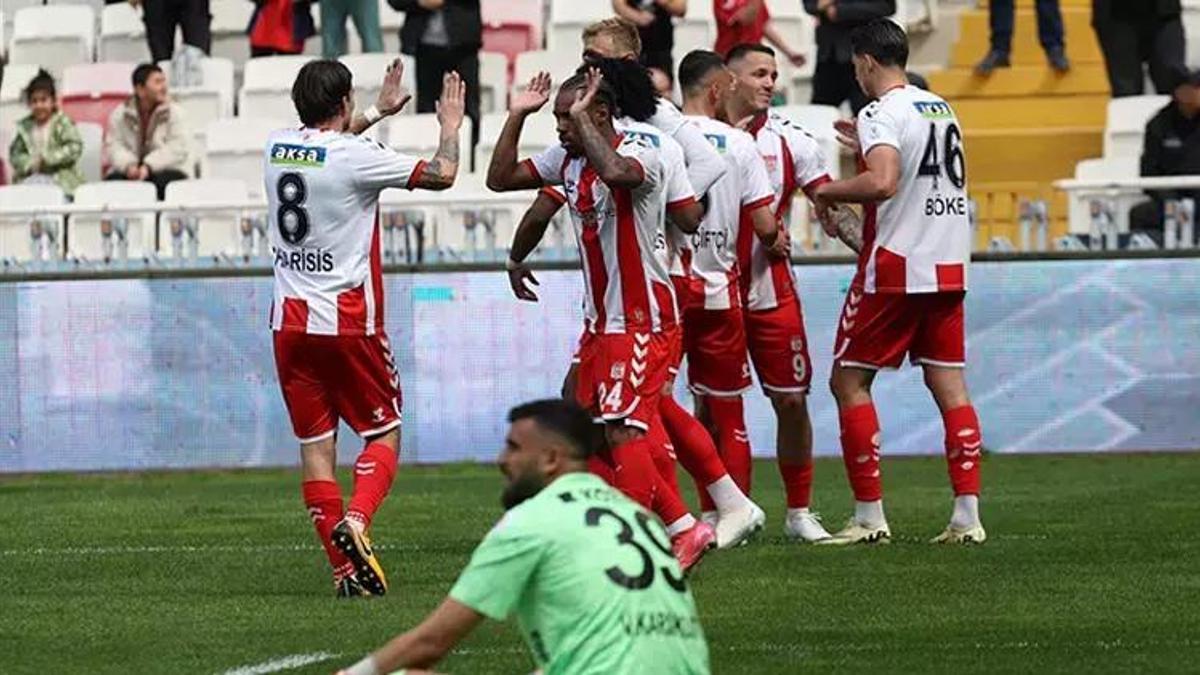 Sivasspor, Adana Demirspor'u ezdi geçti: 5-1