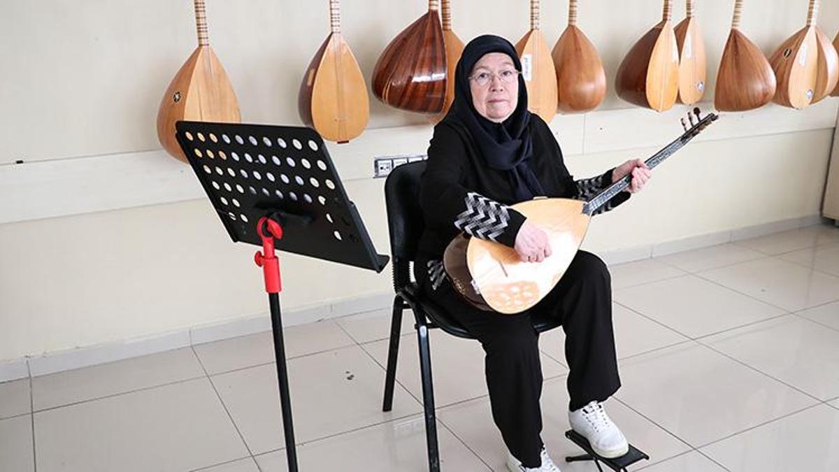 Felçli kolunu çocukluk hayali sayesinde iyileştirdi: 68 yaşında bağlama çalmayı öğrendi