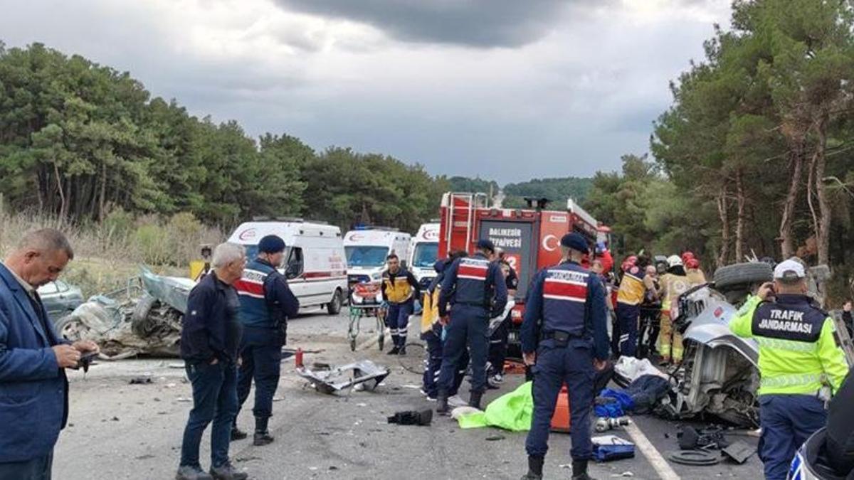 Balıkesir'de 4 araç birbirine girdi: 1 ölü, 10 yaralı