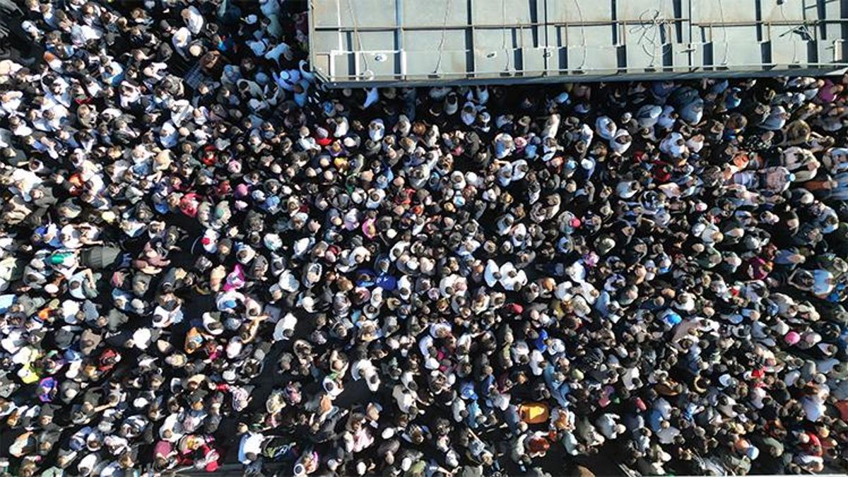 Bayramın ikinci günü vatandaşlar Eminönü'ne akın etti