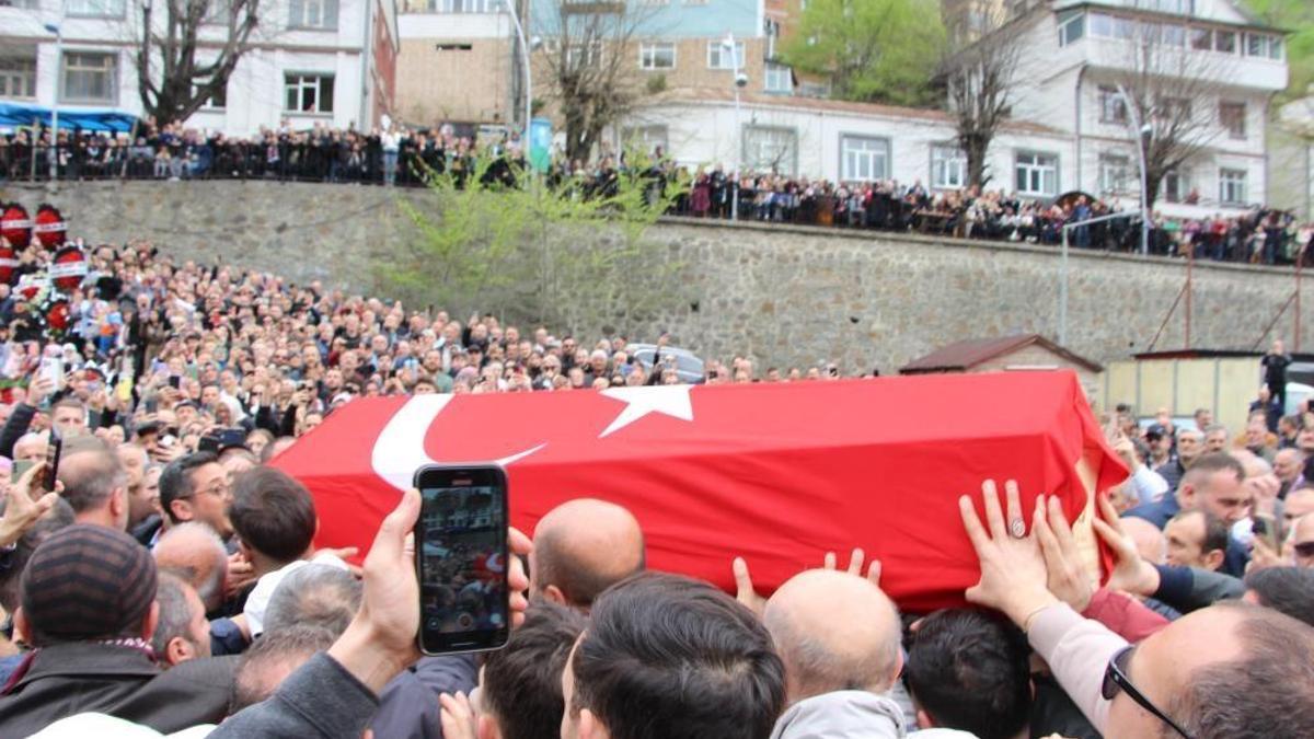 Volkan Konak Maçka'da son yolculuğuna uğurlandı! Vasiyetindeki ceviz ağacı isteği yerine getirildi