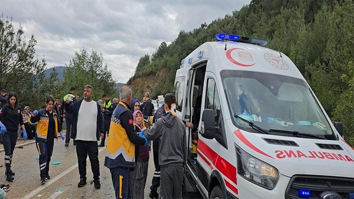 Adana'da korkunç kaza! Aynı aileden 5 kişi öldü, 10 yaralı