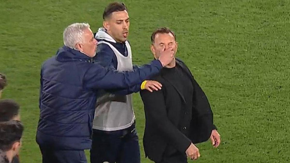 Mourinho'dan fiziksel saldırı! Okan Buruk yerde kaldı