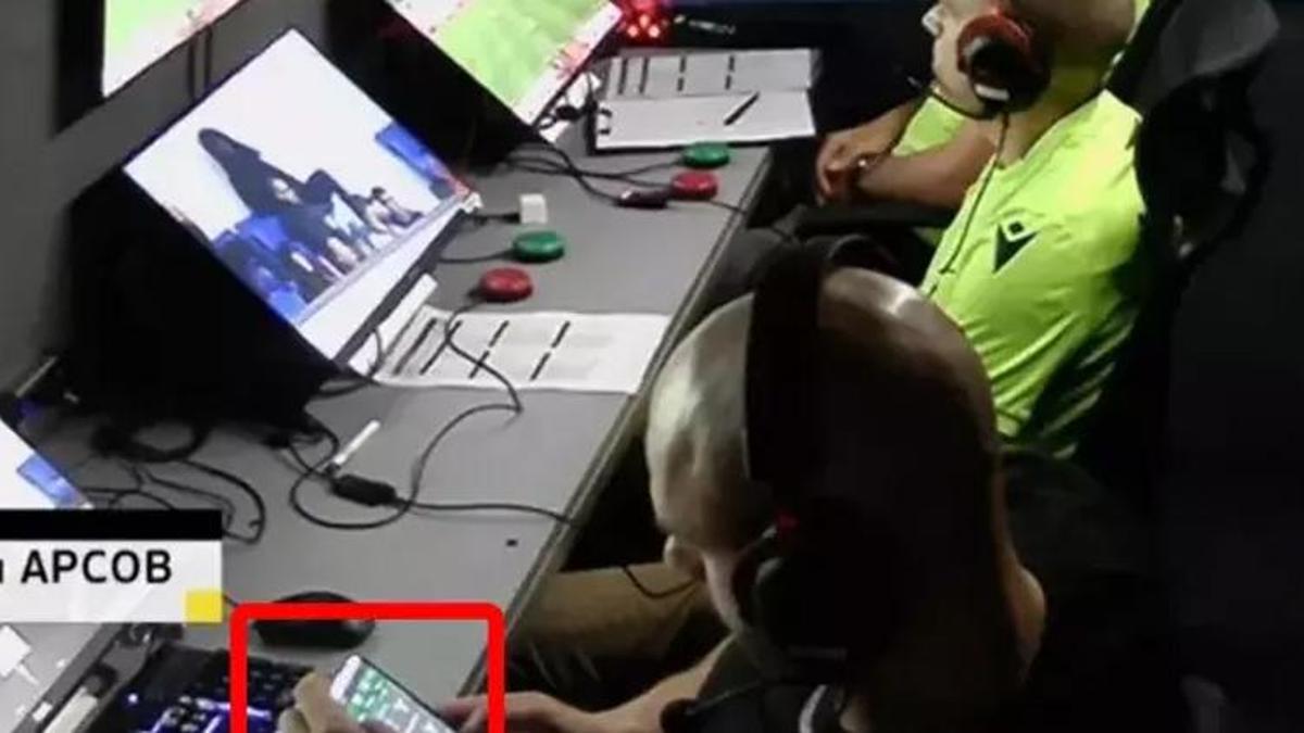 VAR odasında bahis skandalı! Kameralara fena yakalandı