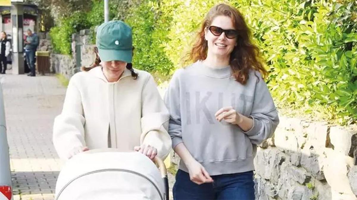 Burcu Biricik kızı Luna ile birlikte! İlk kez görüntülendi