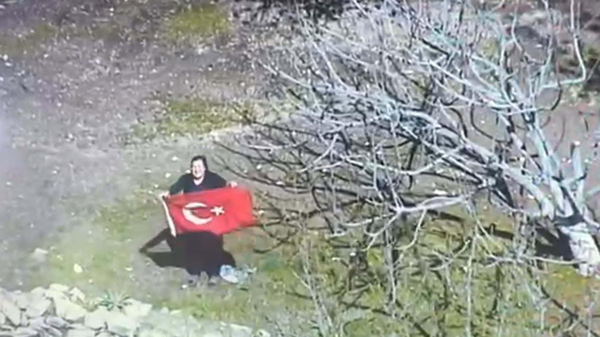 Polis helikopterini görünce Türk bayrağı açıp, selam verdi