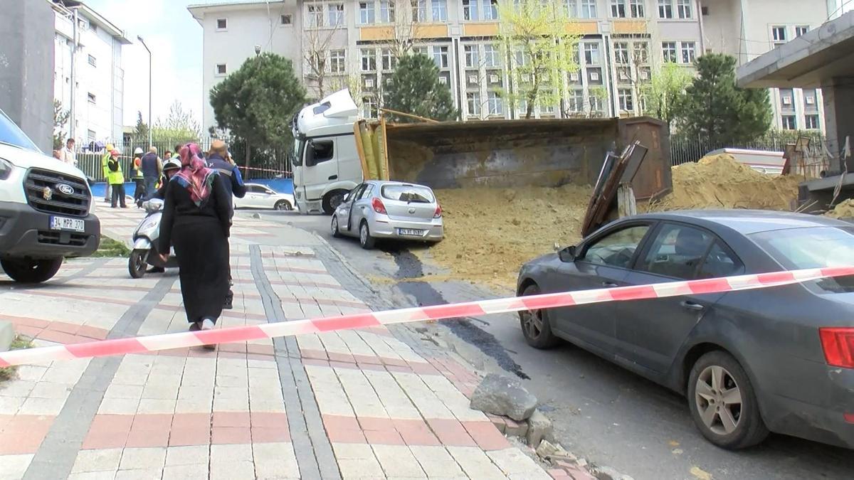 İstanbul- Bağcılar'da hafriyat kamyonu otomobilin üzerine devrildi