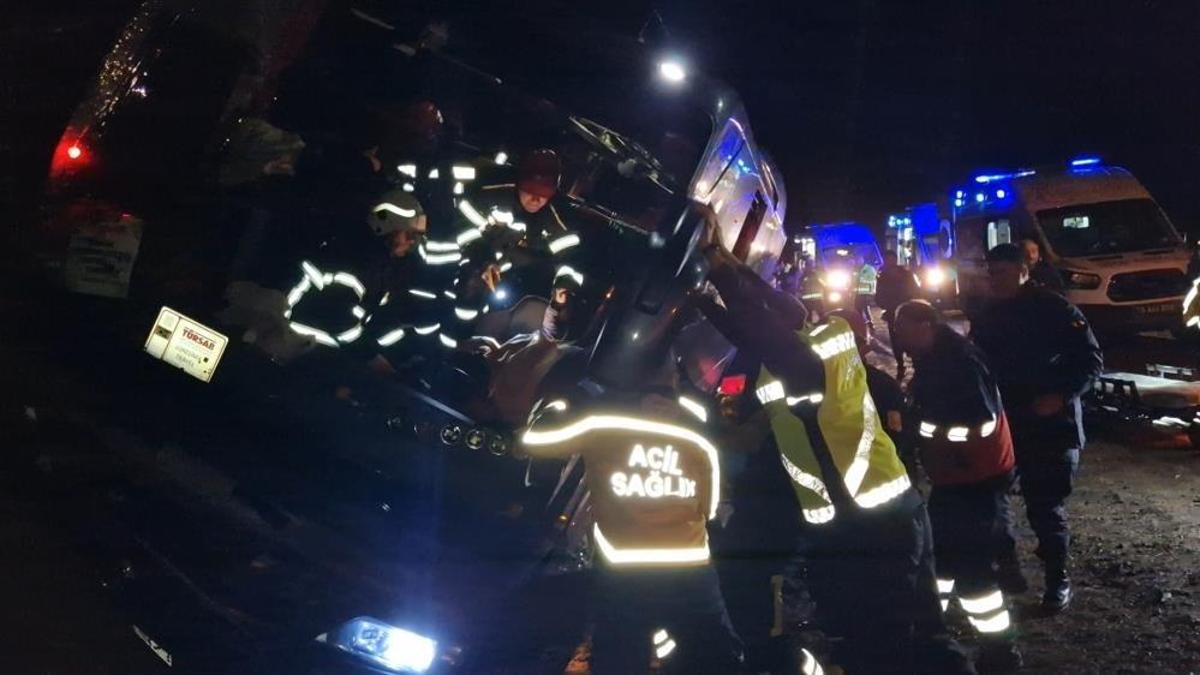 Portakal Çiçeği Karnavalı'ndan dönen otobüs kaza yaptı! 23 yaralı var