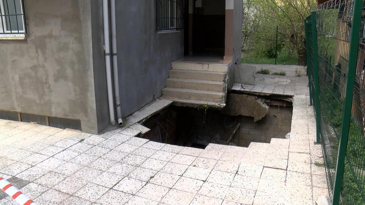 Pendik'te 4 Katlı Binaların Bahçe Zemini Çöktü