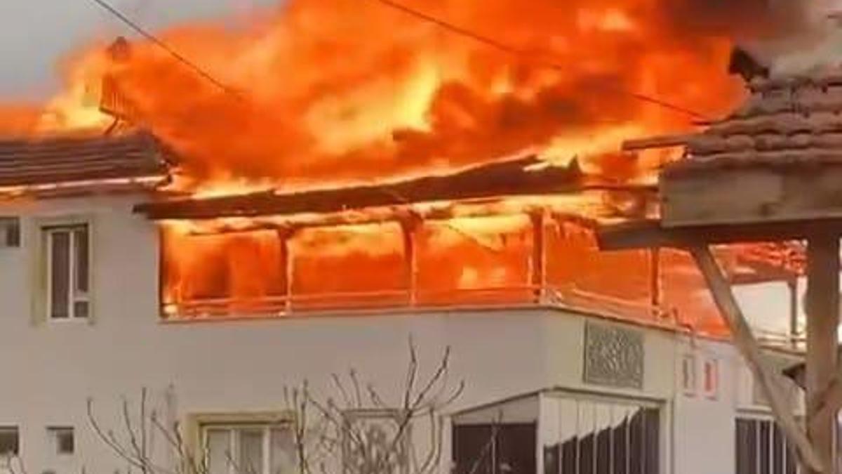 Amasya’da 3 katlı binanın çatı katı alev alev yandı